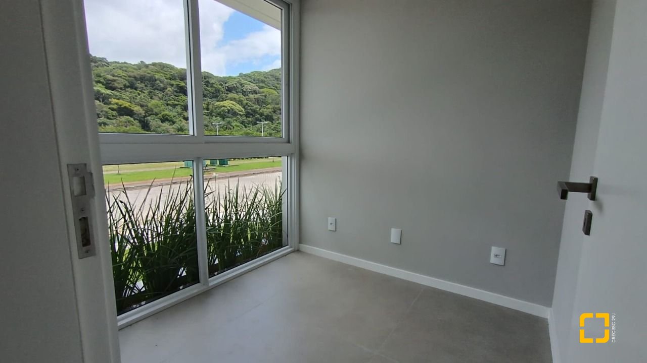 Casa com 227m², 6 quartos (sendo 3 suítes), 2 garagens, no bairro Rio Tavares em Florianópolis