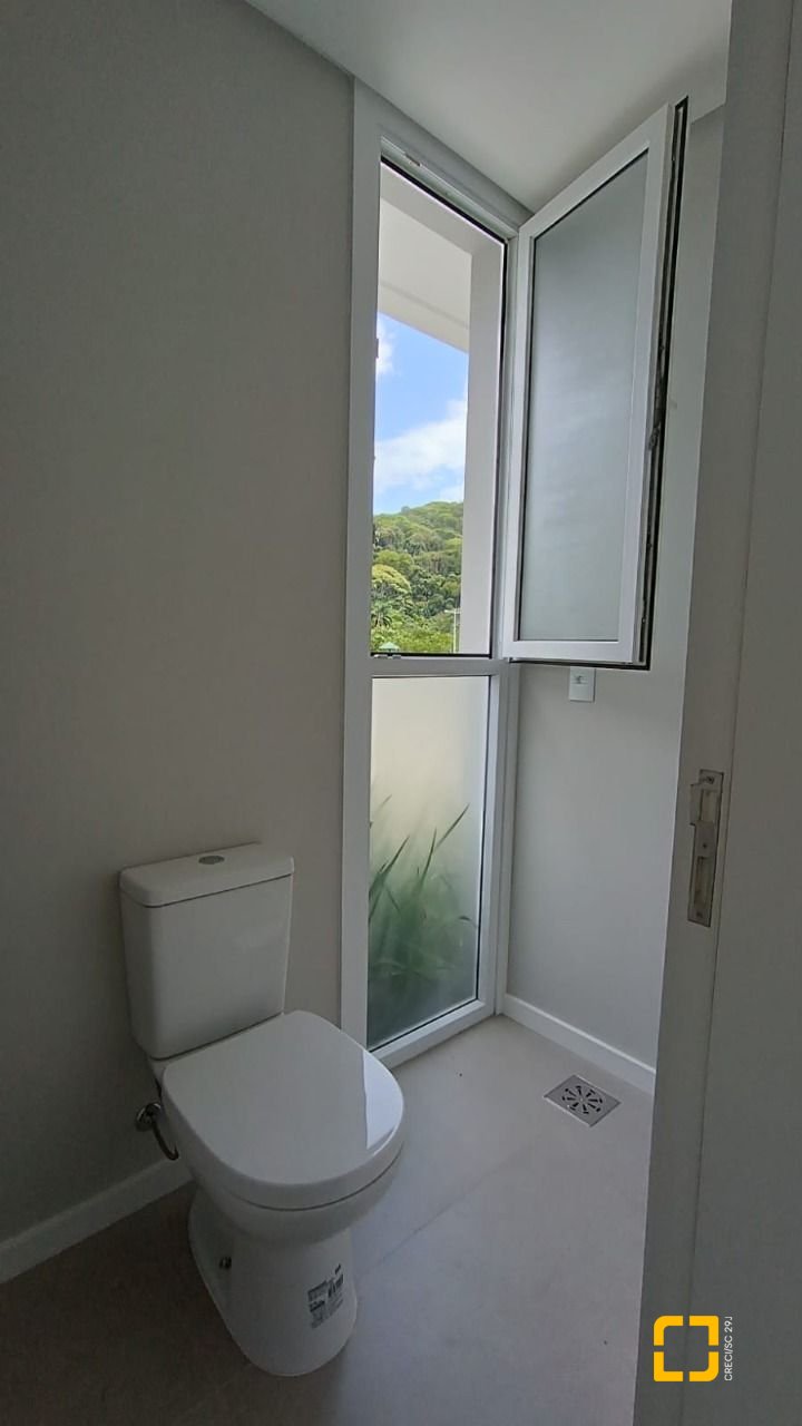 Casa com 227m², 6 quartos (sendo 3 suítes), 2 garagens, no bairro Rio Tavares em Florianópolis