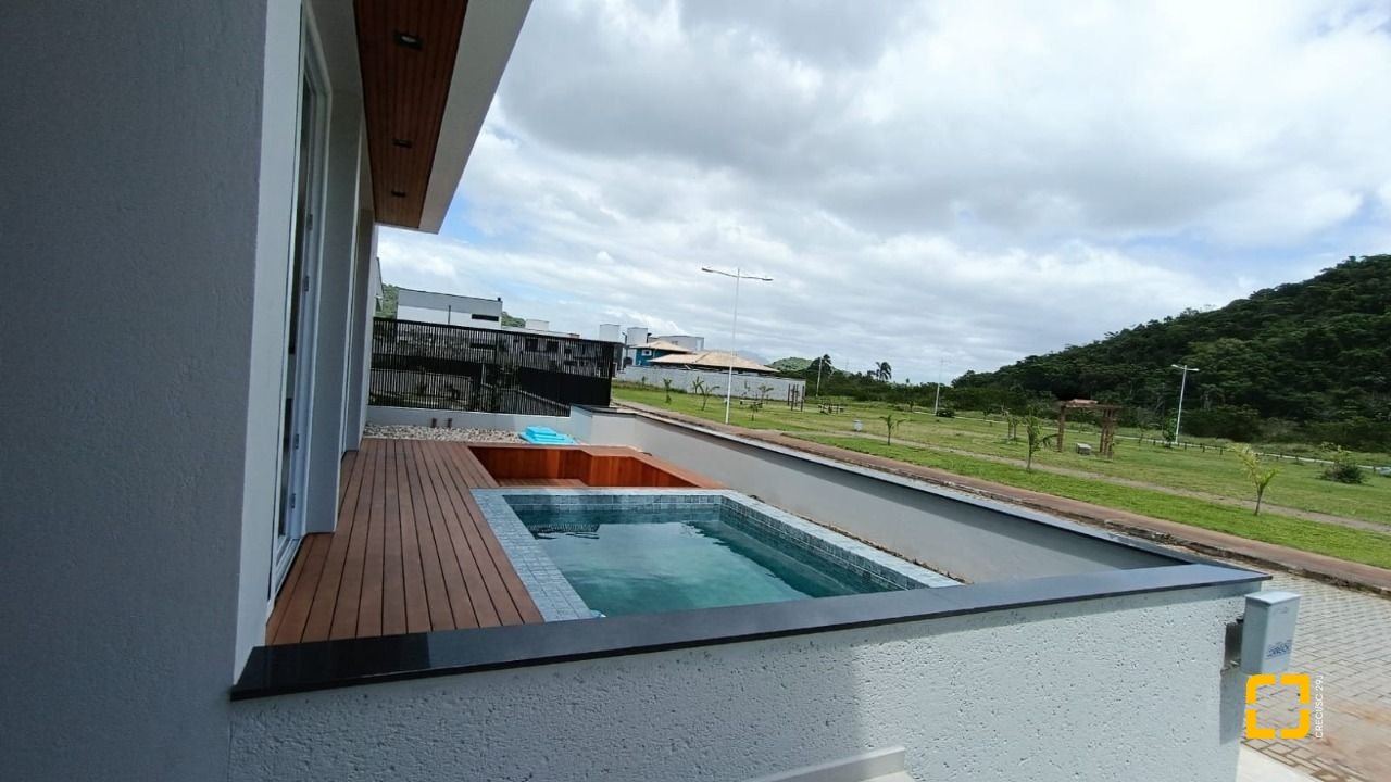 Casa com 227m², 6 quartos (sendo 3 suítes), 2 garagens, no bairro Rio Tavares em Florianópolis