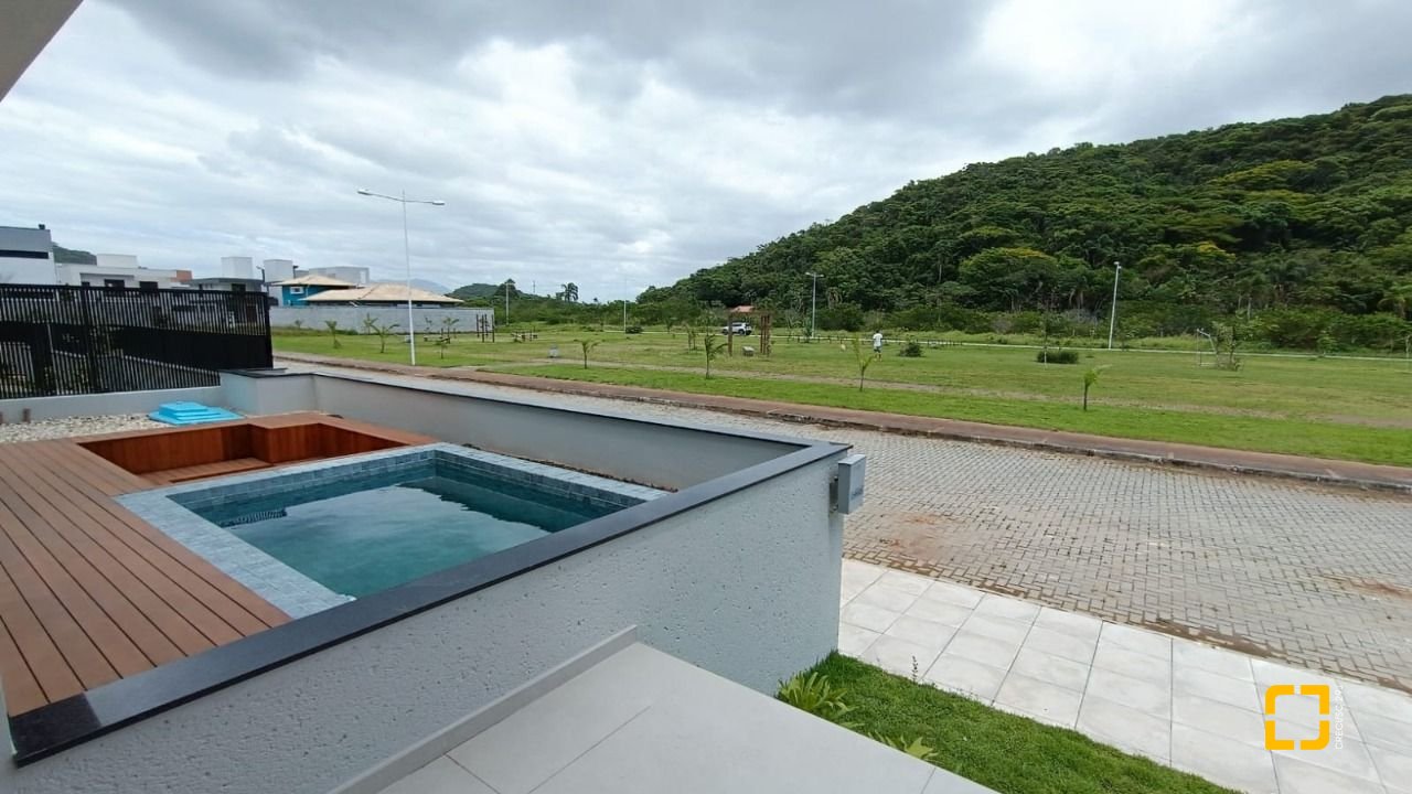 Casa com 227m², 6 quartos (sendo 3 suítes), 2 garagens, no bairro Rio Tavares em Florianópolis