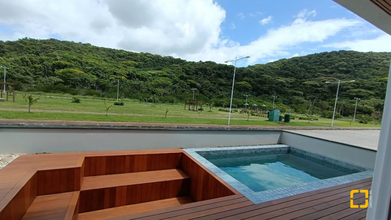 Casa com 227m², 6 quartos (sendo 3 suítes), 2 garagens, no bairro Rio Tavares em Florianópolis