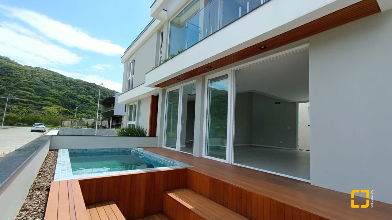 Casa com 227m², 6 quartos (sendo 3 suítes), 2 garagens, no bairro Rio Tavares em Florianópolis