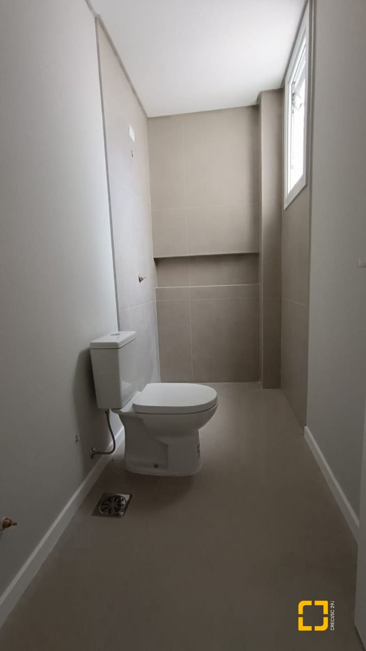 Casa com 227m², 6 quartos (sendo 3 suítes), 2 garagens, no bairro Rio Tavares em Florianópolis
