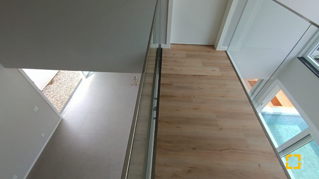 Casa com 227m², 6 quartos (sendo 3 suítes), 2 garagens, no bairro Rio Tavares em Florianópolis