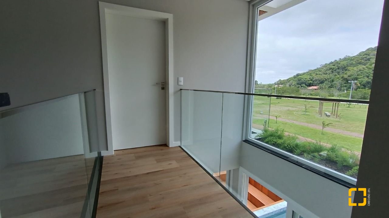 Casa com 227m², 6 quartos (sendo 3 suítes), 2 garagens, no bairro Rio Tavares em Florianópolis