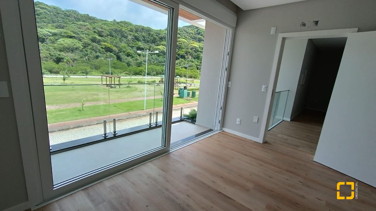 Casa com 227m², 6 quartos (sendo 3 suítes), 2 garagens, no bairro Rio Tavares em Florianópolis