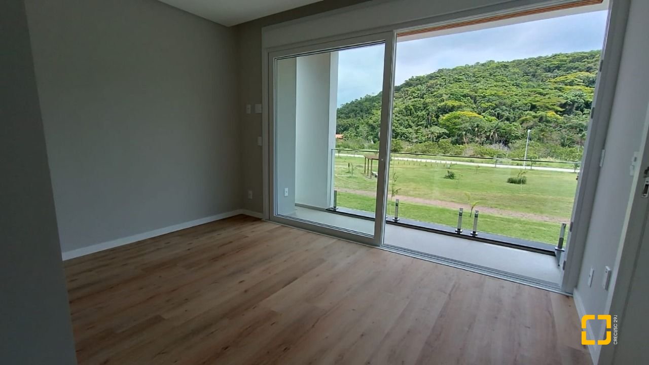 Casa com 227m², 6 quartos (sendo 3 suítes), 2 garagens, no bairro Rio Tavares em Florianópolis
