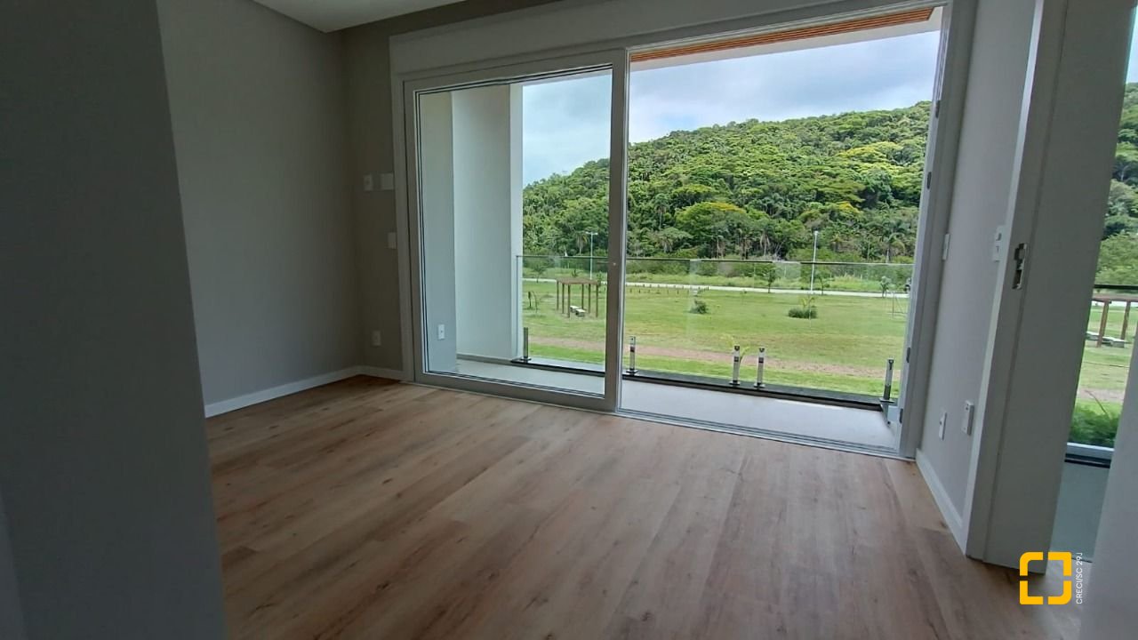 Casa com 227m², 6 quartos (sendo 3 suítes), 2 garagens, no bairro Rio Tavares em Florianópolis