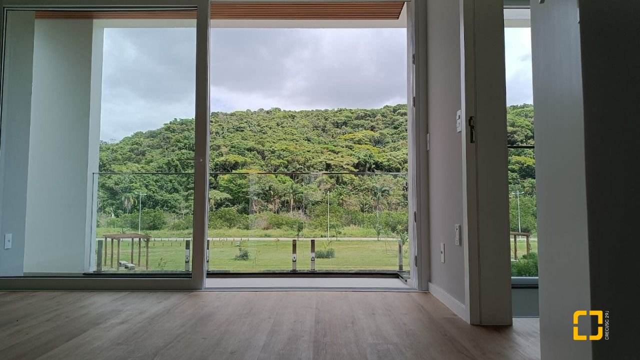 Casa com 227m², 6 quartos (sendo 3 suítes), 2 garagens, no bairro Rio Tavares em Florianópolis