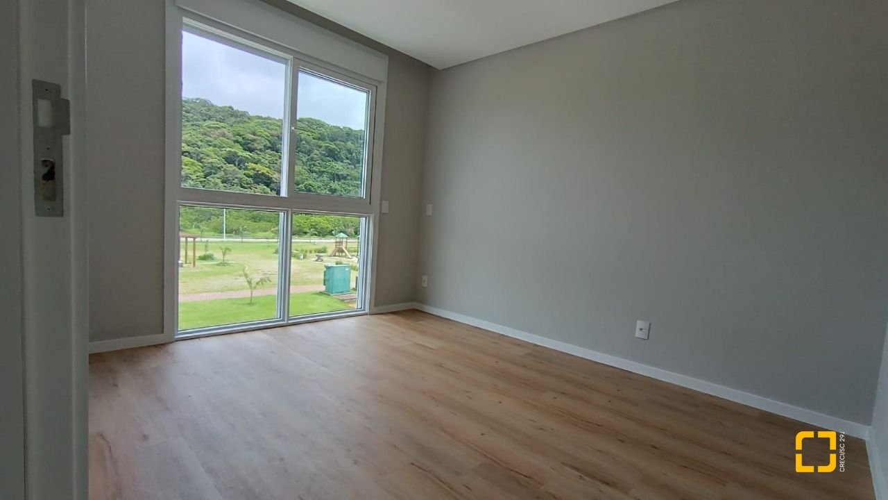 Casa com 227m², 6 quartos (sendo 3 suítes), 2 garagens, no bairro Rio Tavares em Florianópolis