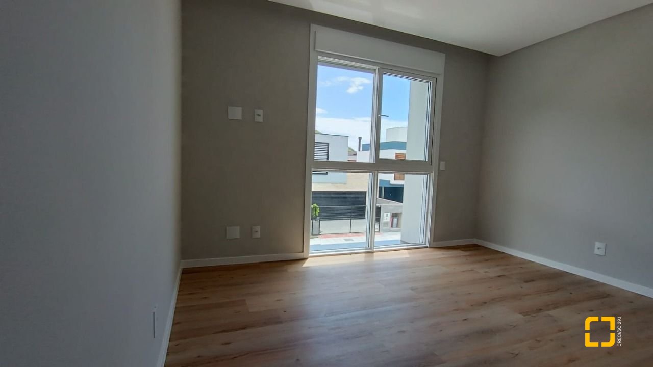 Casa com 227m², 6 quartos (sendo 3 suítes), 2 garagens, no bairro Rio Tavares em Florianópolis
