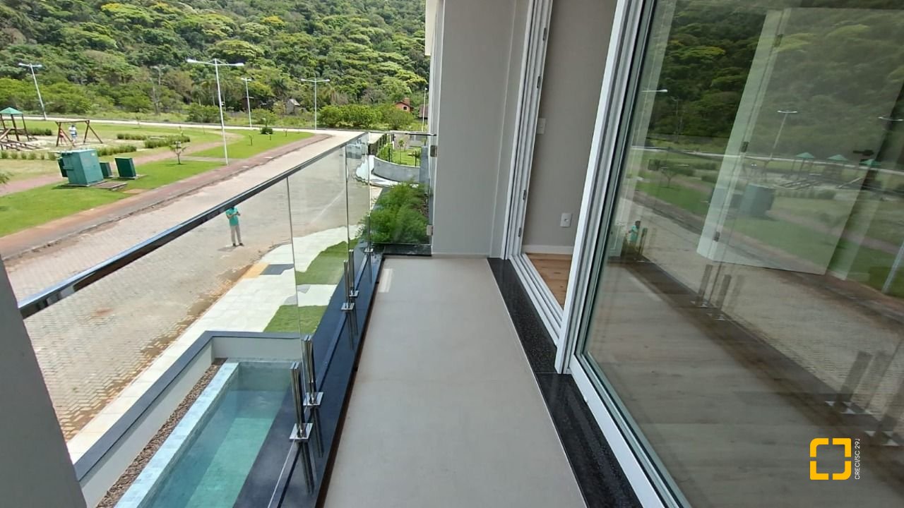 Casa com 227m², 6 quartos (sendo 3 suítes), 2 garagens, no bairro Rio Tavares em Florianópolis