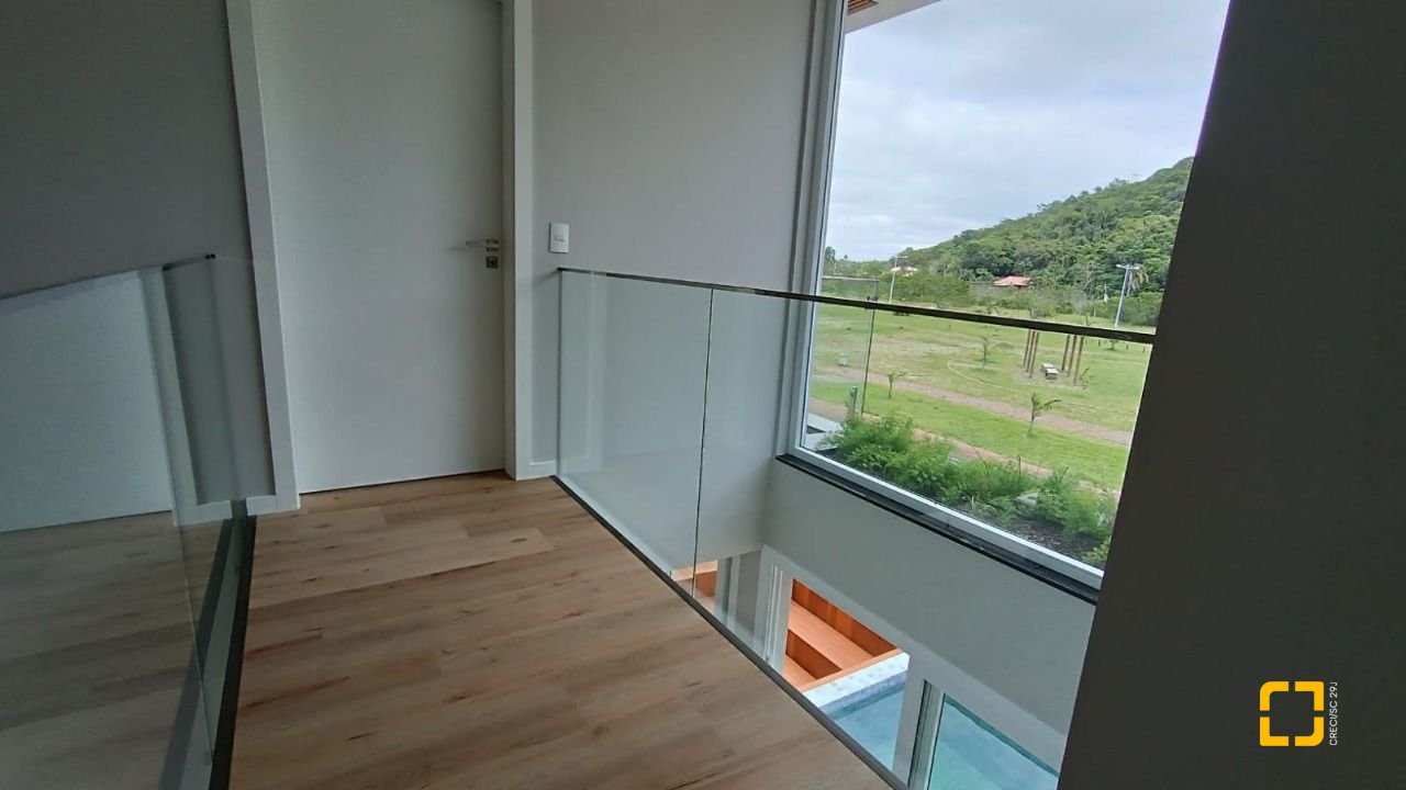 Casa com 227m², 6 quartos (sendo 3 suítes), 2 garagens, no bairro Rio Tavares em Florianópolis