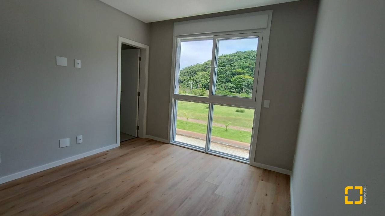 Casa com 227m², 6 quartos (sendo 3 suítes), 2 garagens, no bairro Rio Tavares em Florianópolis