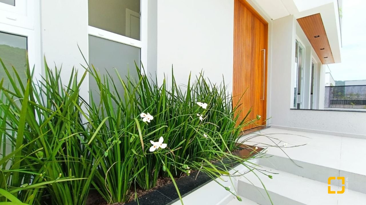 Casa com 227m², 6 quartos (sendo 3 suítes), 2 garagens, no bairro Rio Tavares em Florianópolis