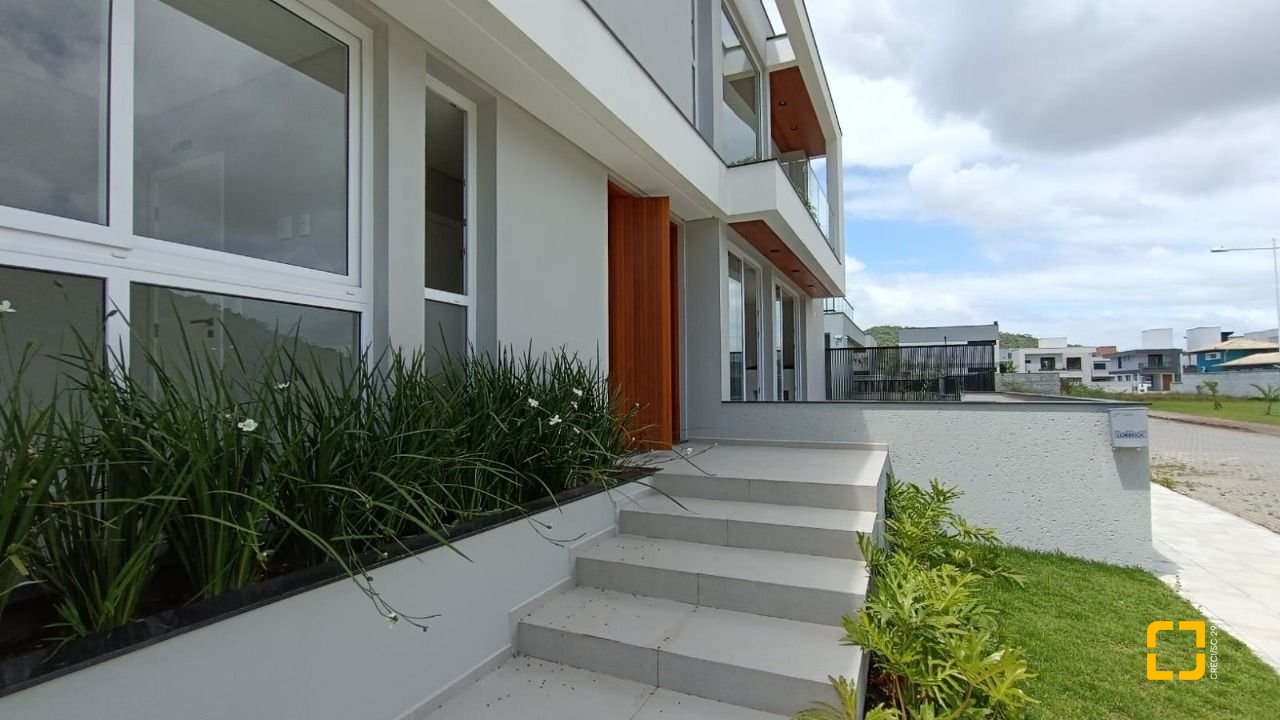 Casa com 227m², 6 quartos (sendo 3 suítes), 2 garagens, no bairro Rio Tavares em Florianópolis