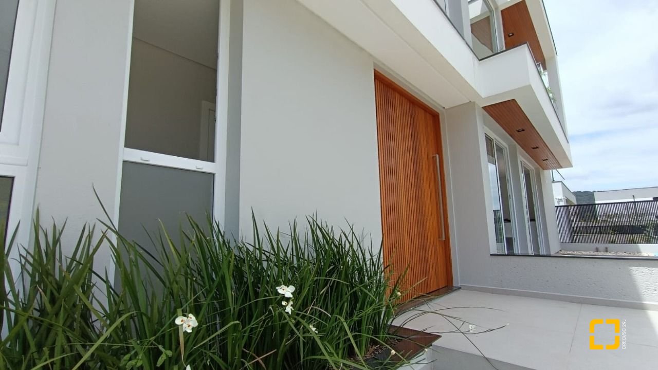 Casa com 227m², 6 quartos (sendo 3 suítes), 2 garagens, no bairro Rio Tavares em Florianópolis