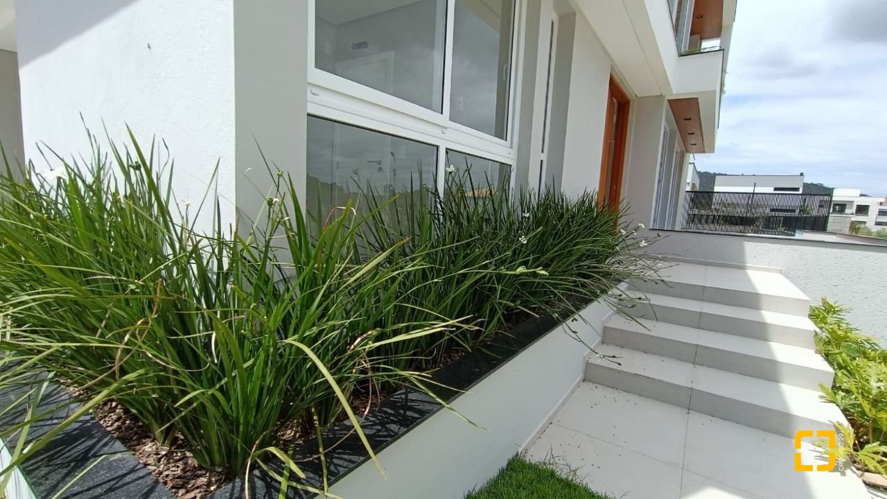 Casa com 227m², 6 quartos (sendo 3 suítes), 2 garagens, no bairro Rio Tavares em Florianópolis