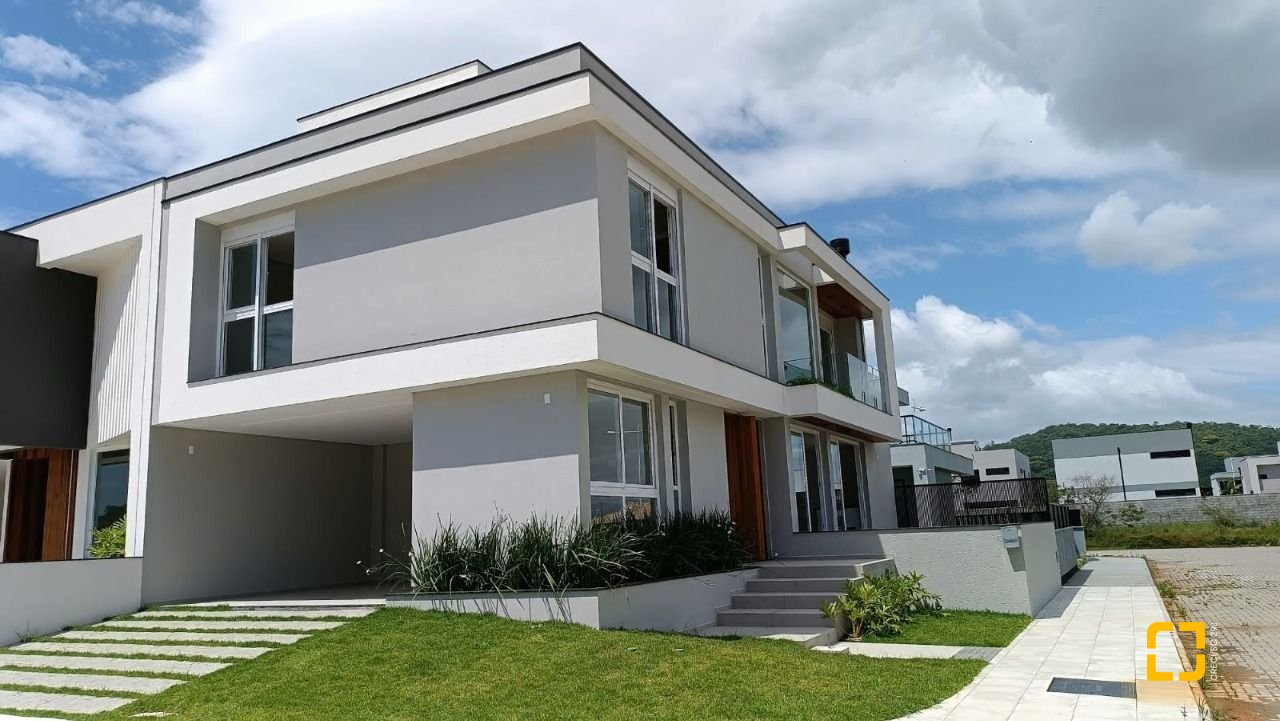 Casa com 227m², 6 quartos (sendo 3 suítes), 2 garagens, no bairro Rio Tavares em Florianópolis