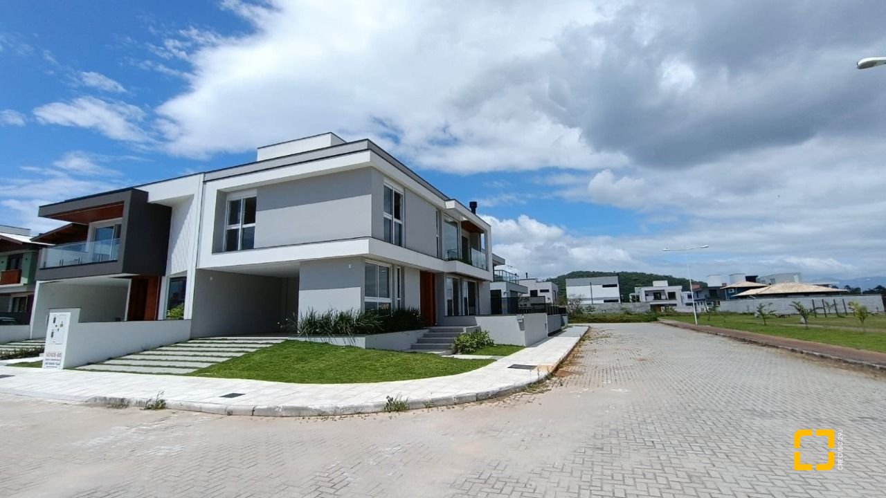 Casa com 227m², 6 quartos (sendo 3 suítes), 2 garagens, no bairro Rio Tavares em Florianópolis