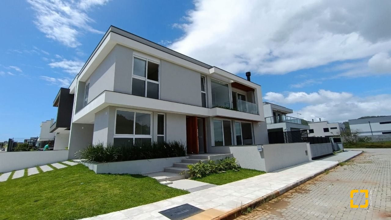 Casa com 227m², 6 quartos (sendo 3 suítes), 2 garagens, no bairro Rio Tavares em Florianópolis