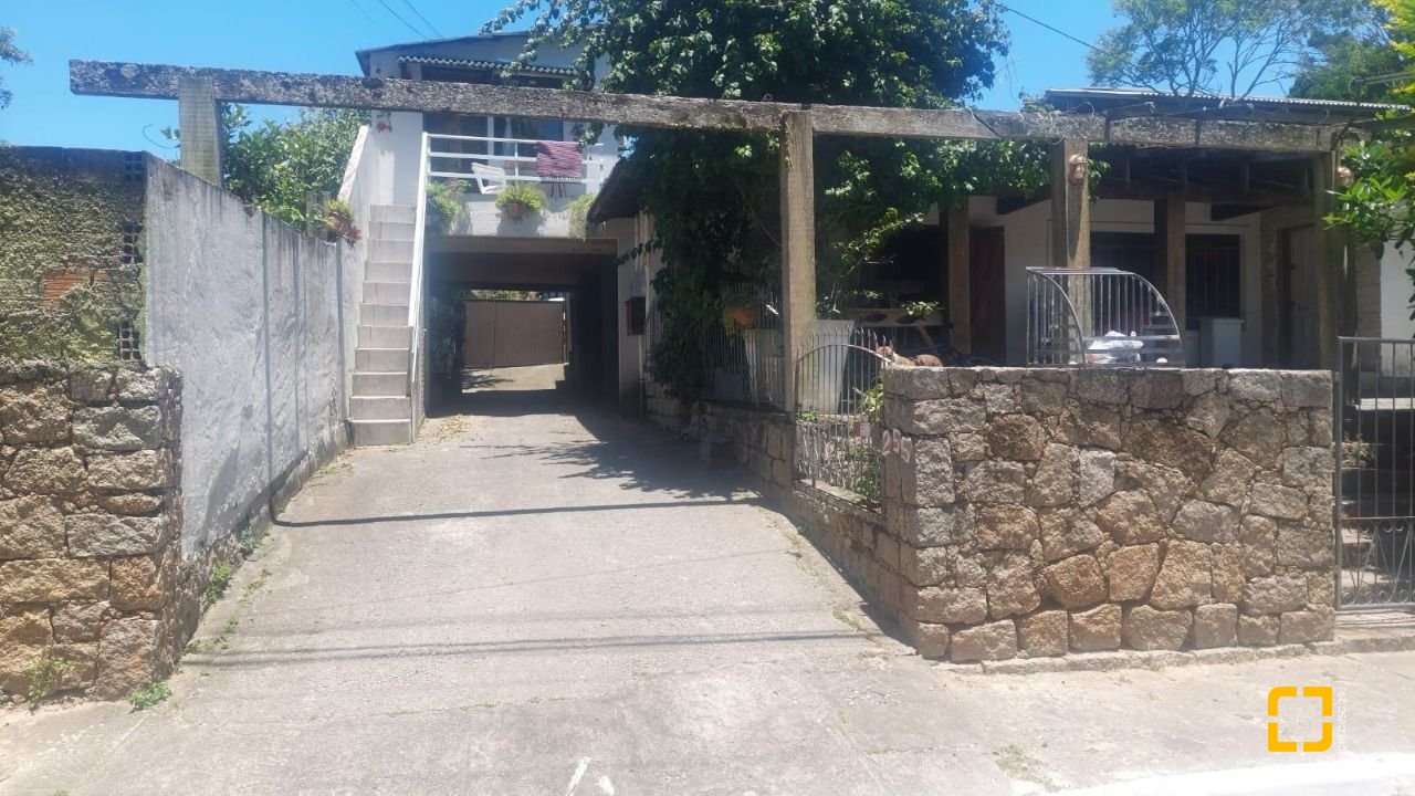 Casa com 530m², 5 quartos, 8 garagens, no bairro Lagoa da Conceição em Florianópolis