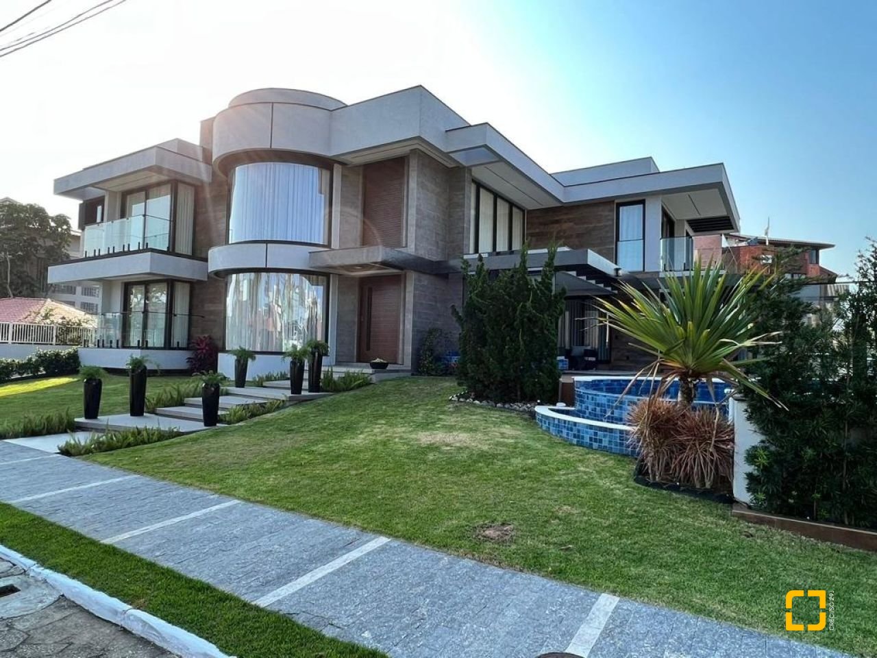 Casa de Condomínio com 782m², 5 quartos (sendo 5 suítes), 12 garagens, no bairro Ingleses em Florianópolis