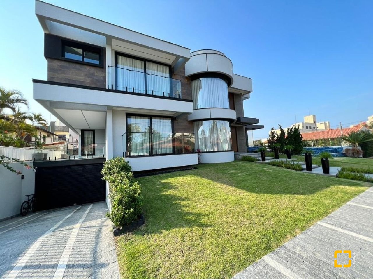 Casa de Condomínio com 782m², 5 quartos (sendo 5 suítes), 12 garagens, no bairro Ingleses em Florianópolis
