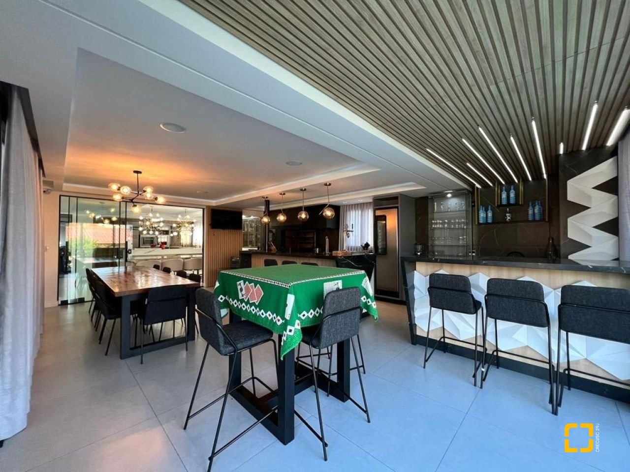 Casa de Condomínio com 782m², 5 quartos (sendo 5 suítes), 12 garagens, no bairro Ingleses em Florianópolis