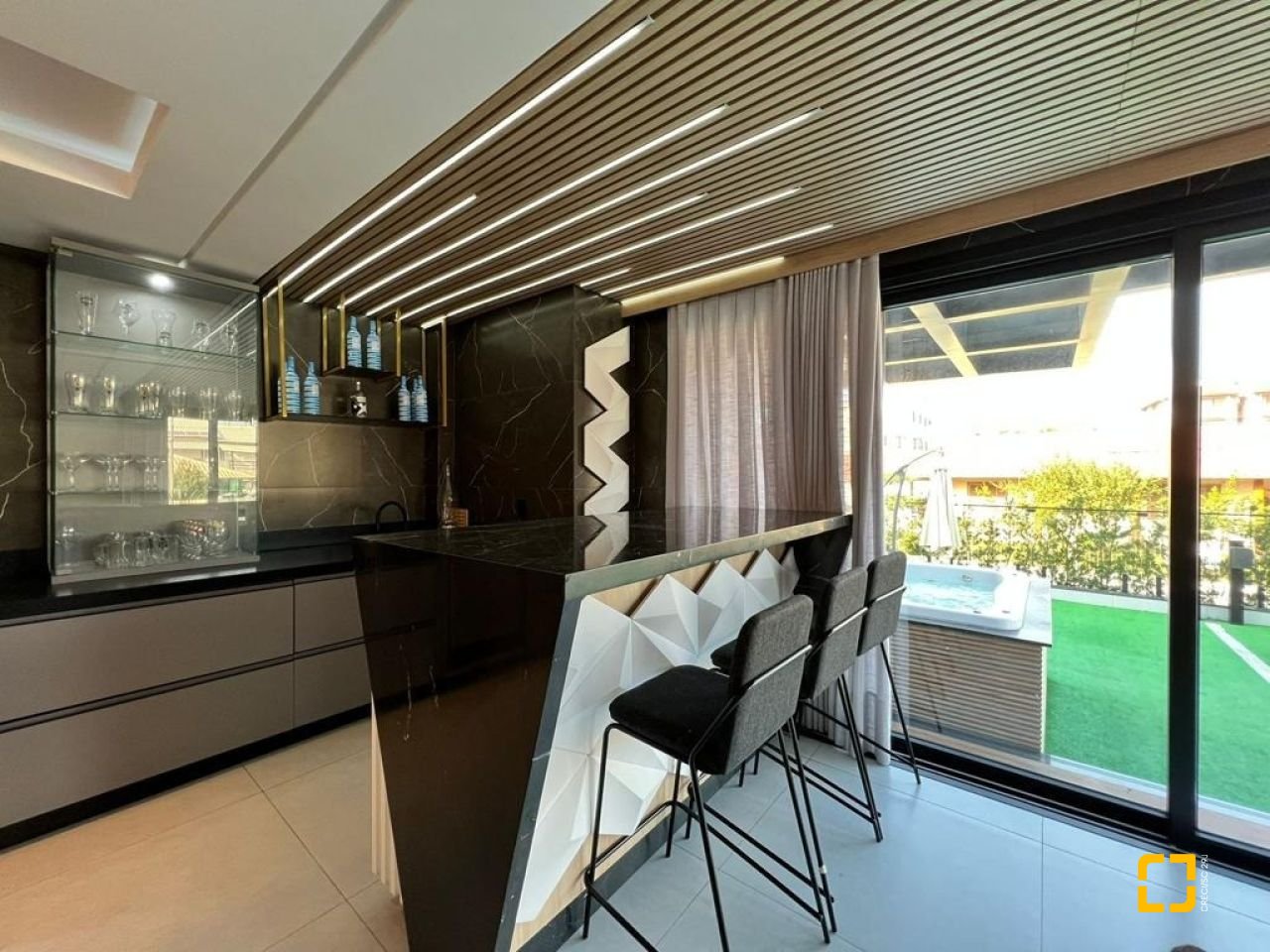 Casa de Condomínio com 782m², 5 quartos (sendo 5 suítes), 12 garagens, no bairro Ingleses em Florianópolis