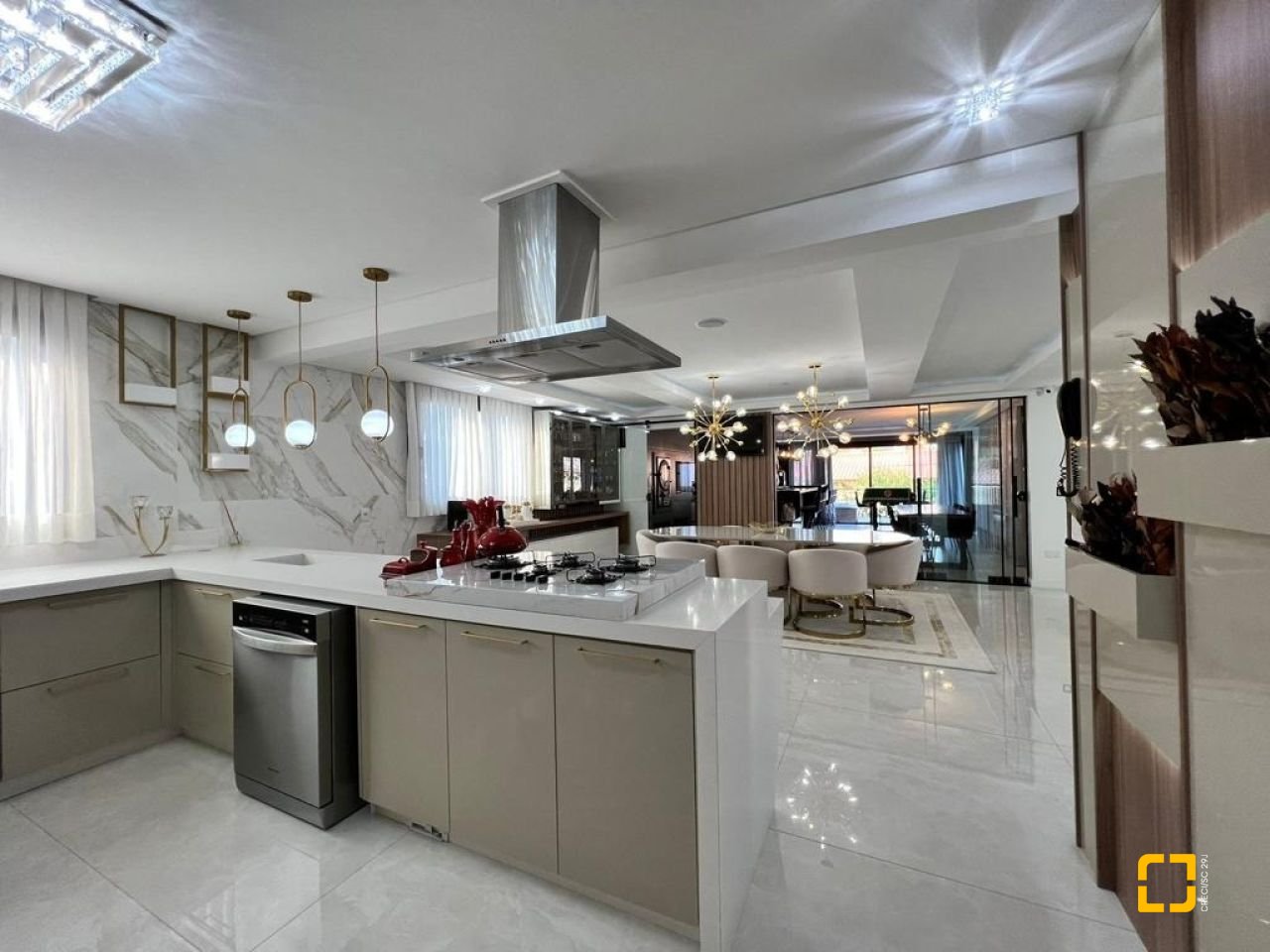 Casa de Condomínio com 782m², 5 quartos (sendo 5 suítes), 12 garagens, no bairro Ingleses em Florianópolis