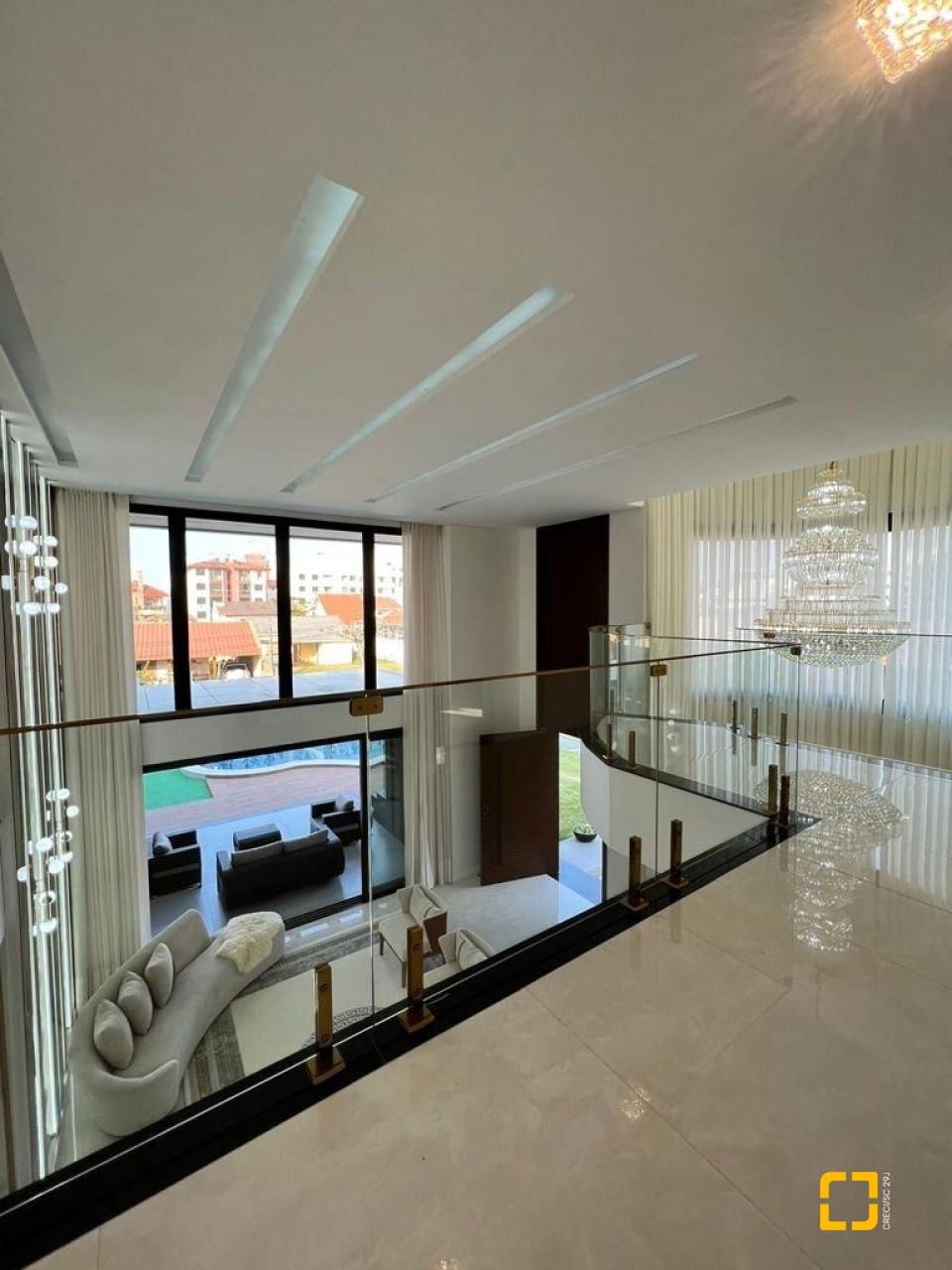 Casa de Condomínio com 782m², 5 quartos (sendo 5 suítes), 12 garagens, no bairro Ingleses em Florianópolis
