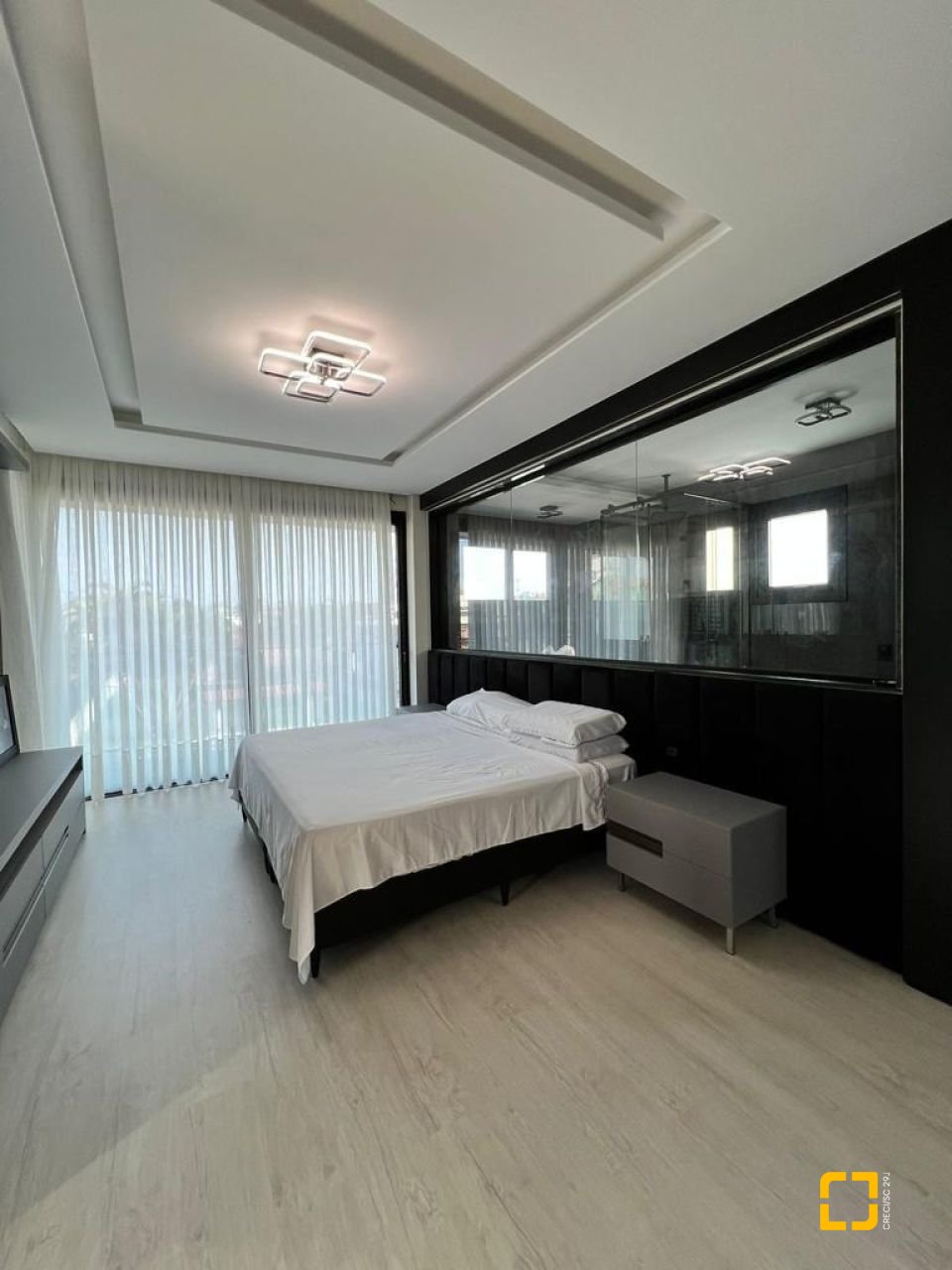 Casa de Condomínio com 782m², 5 quartos (sendo 5 suítes), 12 garagens, no bairro Ingleses em Florianópolis