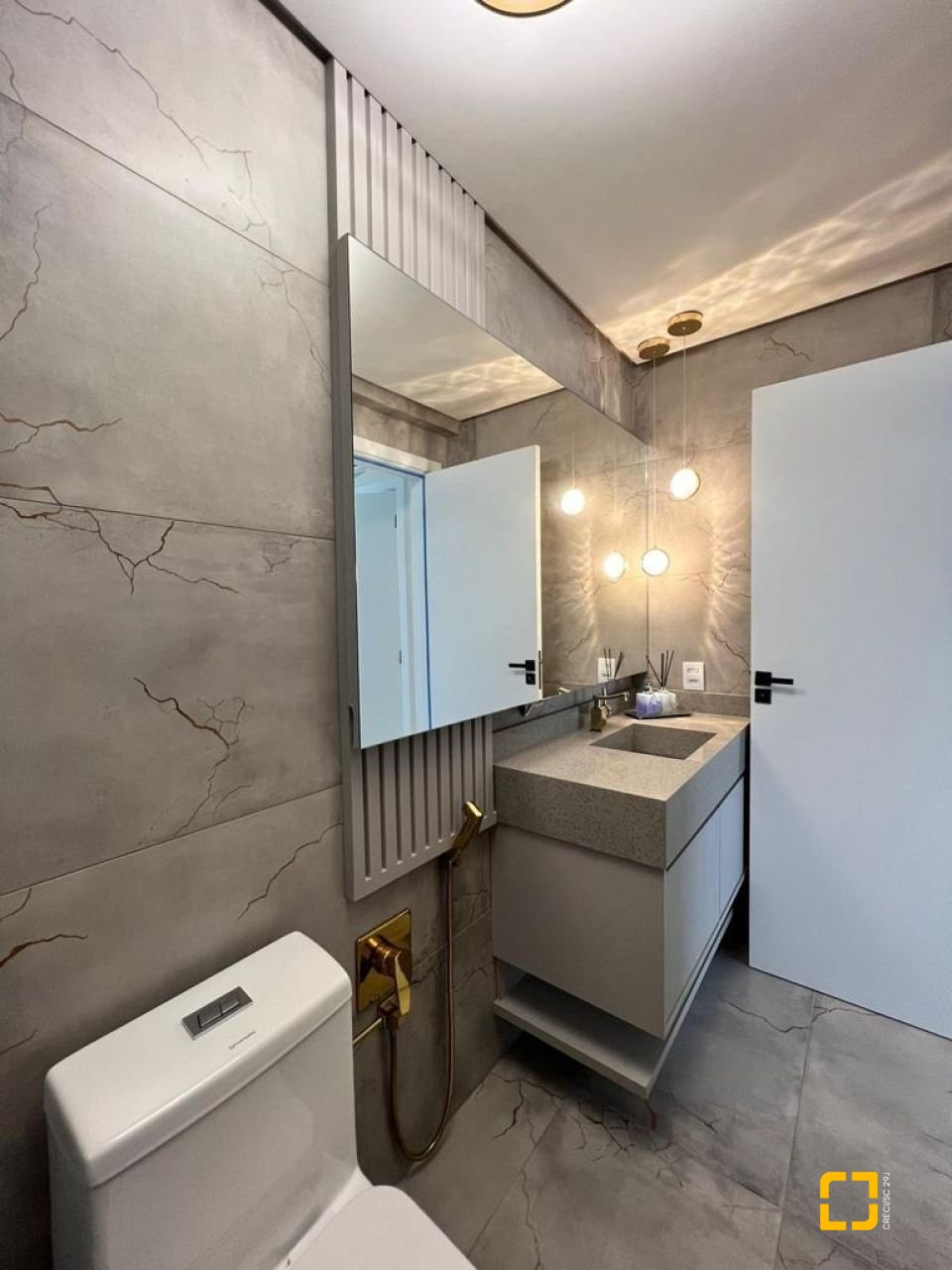 Casa de Condomínio com 782m², 5 quartos (sendo 5 suítes), 12 garagens, no bairro Ingleses em Florianópolis
