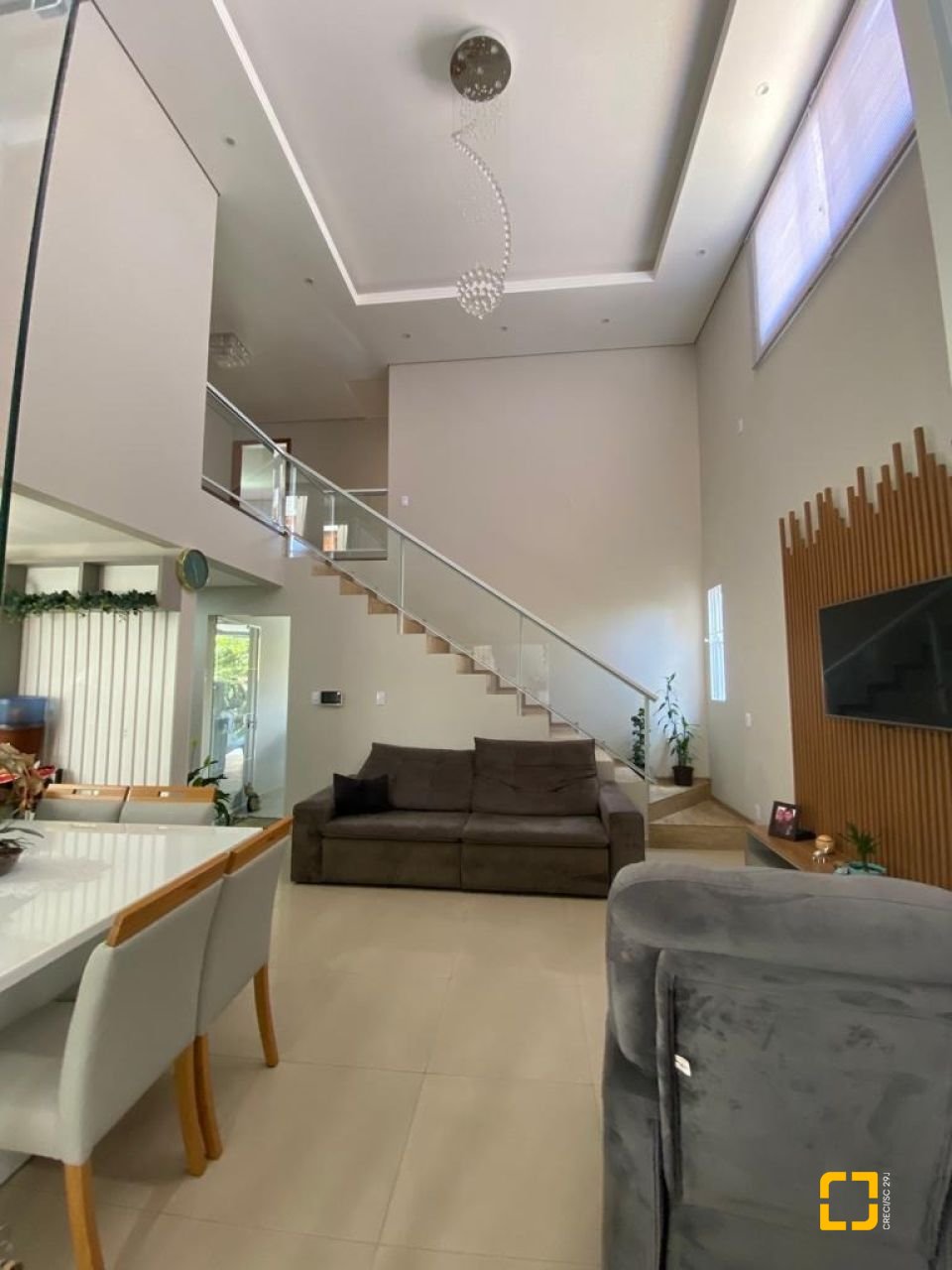 Casa com 360m², 7 quartos (sendo 3 suítes), 2 garagens, no bairro Ingleses em Florianópolis