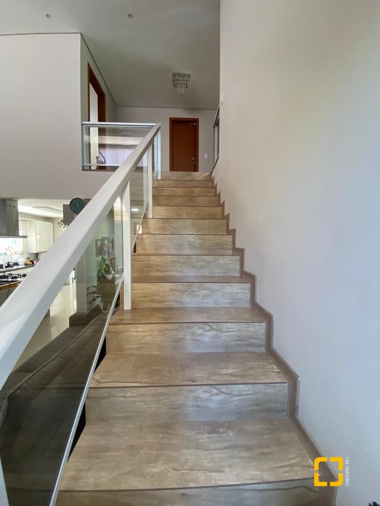 Casa com 360m², 7 quartos (sendo 3 suítes), 2 garagens, no bairro Ingleses em Florianópolis