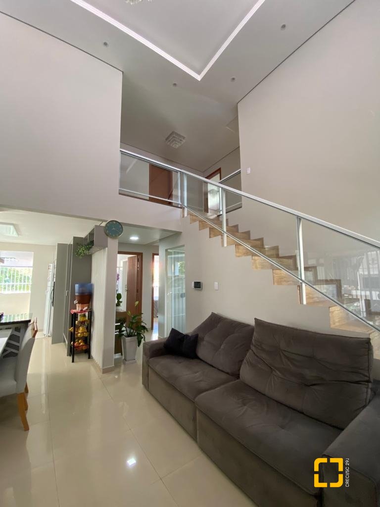 Casa com 360m², 7 quartos (sendo 3 suítes), 2 garagens, no bairro Ingleses em Florianópolis