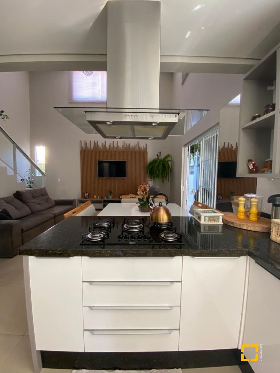 Casa com 360m², 7 quartos (sendo 3 suítes), 2 garagens, no bairro Ingleses em Florianópolis