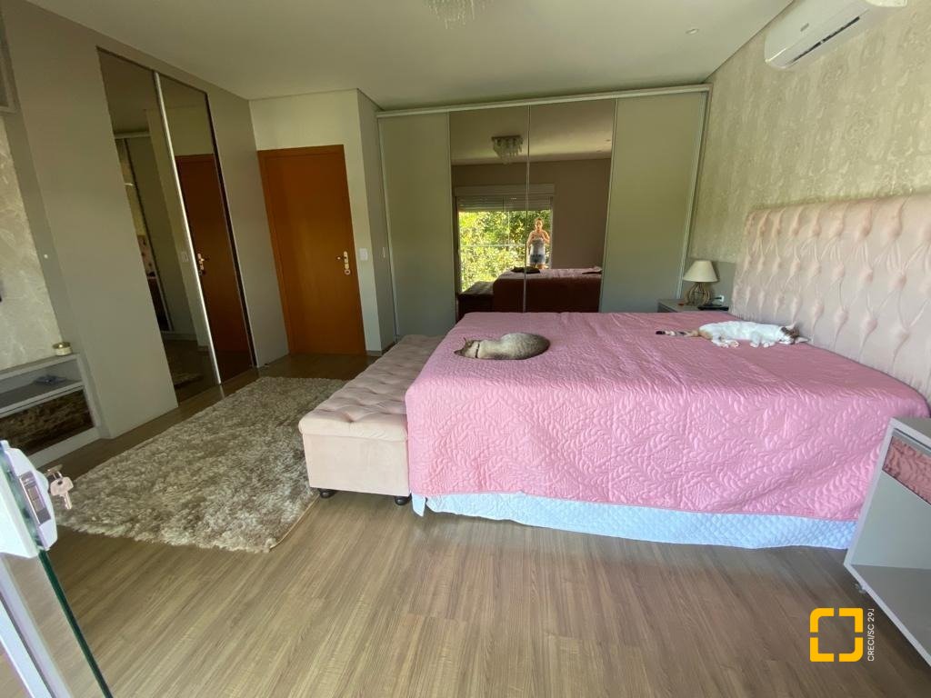 Casa com 360m², 7 quartos (sendo 3 suítes), 2 garagens, no bairro Ingleses em Florianópolis