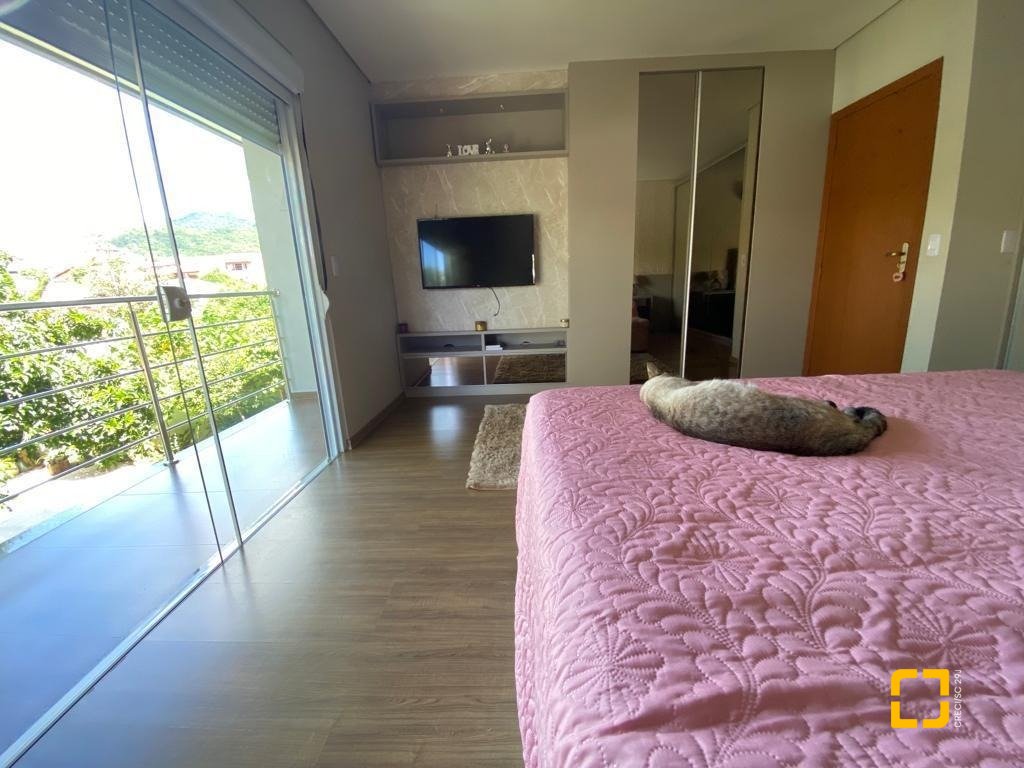 Casa com 360m², 7 quartos (sendo 3 suítes), 2 garagens, no bairro Ingleses em Florianópolis