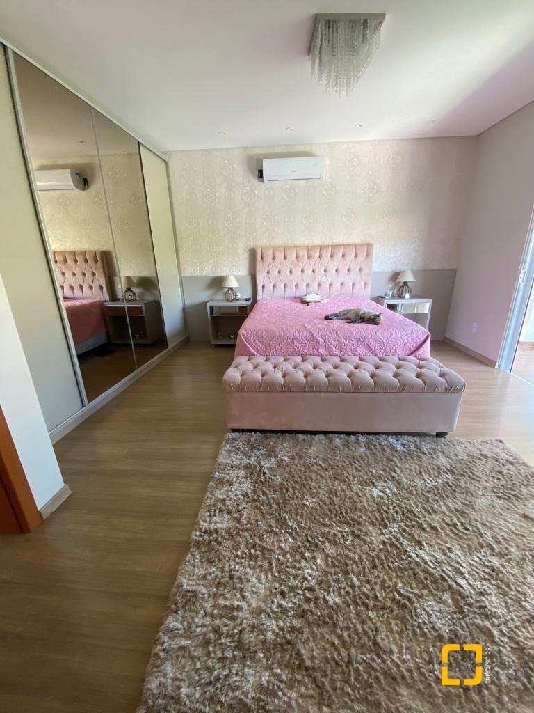 Casa com 360m², 7 quartos (sendo 3 suítes), 2 garagens, no bairro Ingleses em Florianópolis