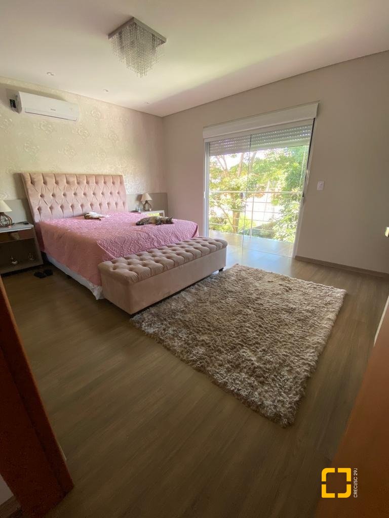 Casa com 360m², 7 quartos (sendo 3 suítes), 2 garagens, no bairro Ingleses em Florianópolis