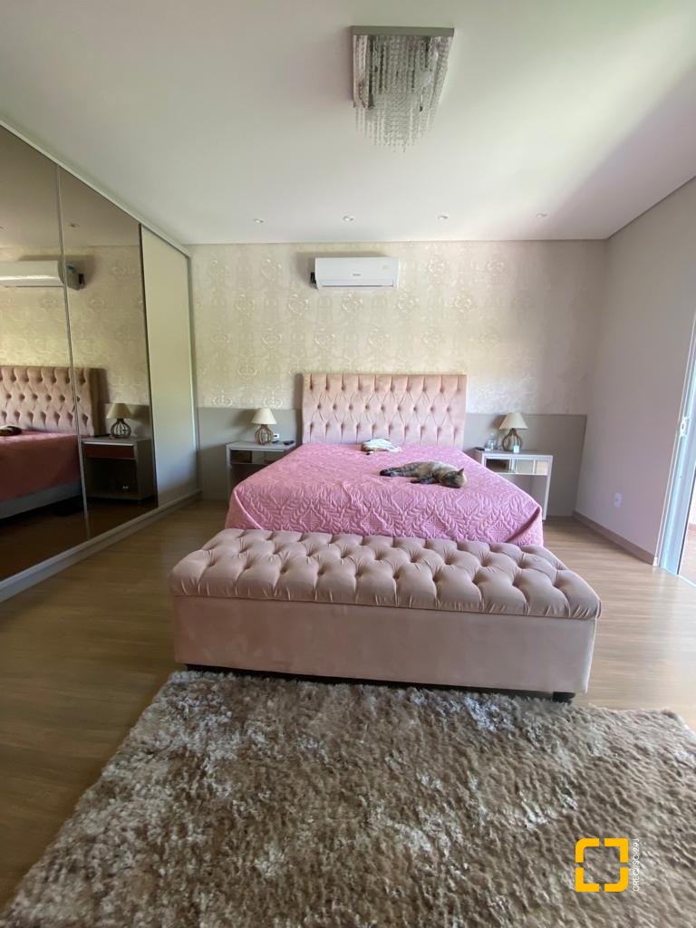 Casa com 360m², 7 quartos (sendo 3 suítes), 2 garagens, no bairro Ingleses em Florianópolis