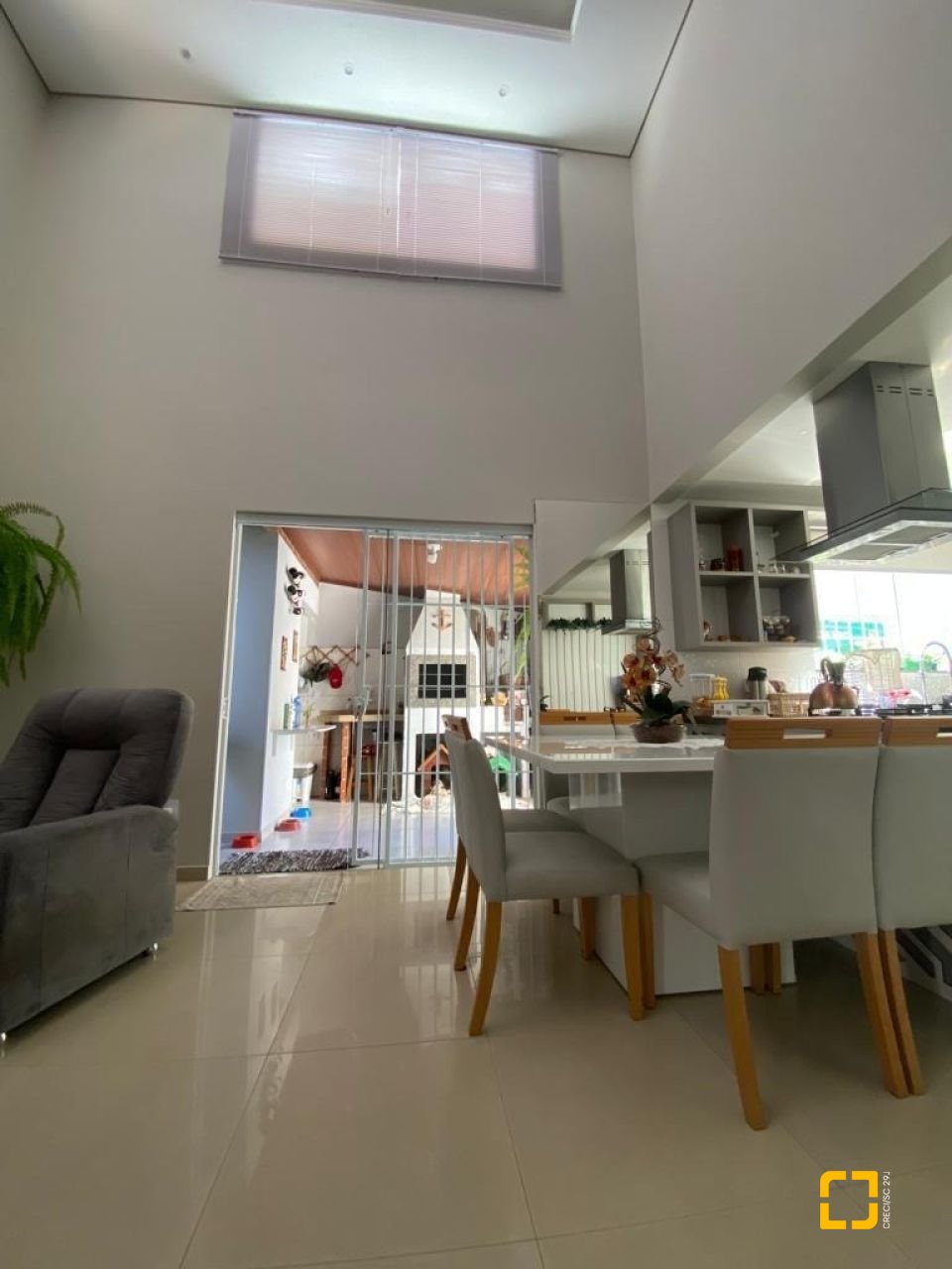 Casa com 360m², 7 quartos (sendo 3 suítes), 2 garagens, no bairro Ingleses em Florianópolis