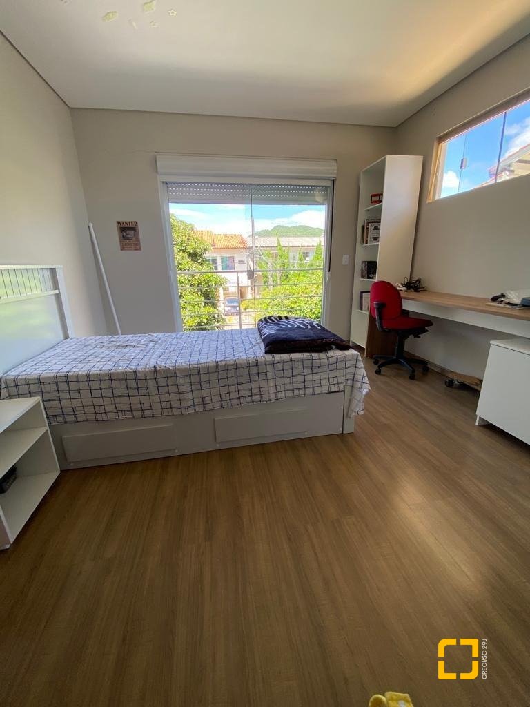 Casa com 360m², 7 quartos (sendo 3 suítes), 2 garagens, no bairro Ingleses em Florianópolis