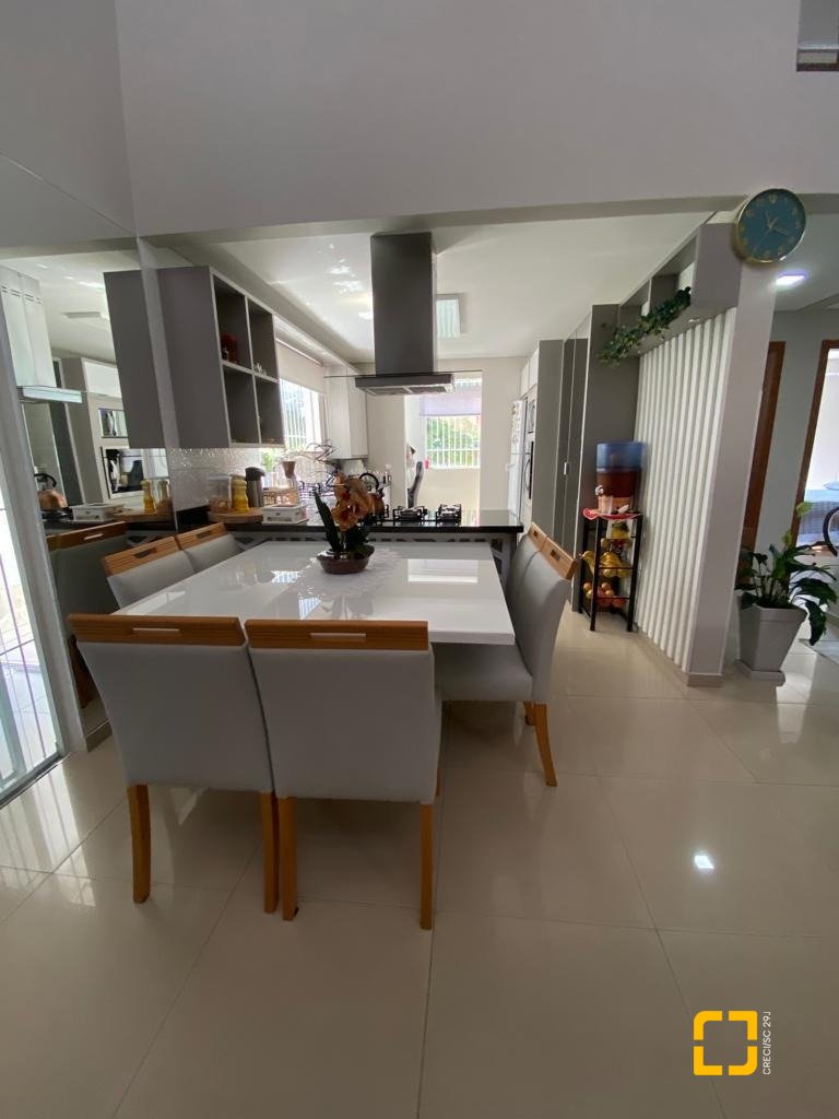 Casa com 360m², 7 quartos (sendo 3 suítes), 2 garagens, no bairro Ingleses em Florianópolis