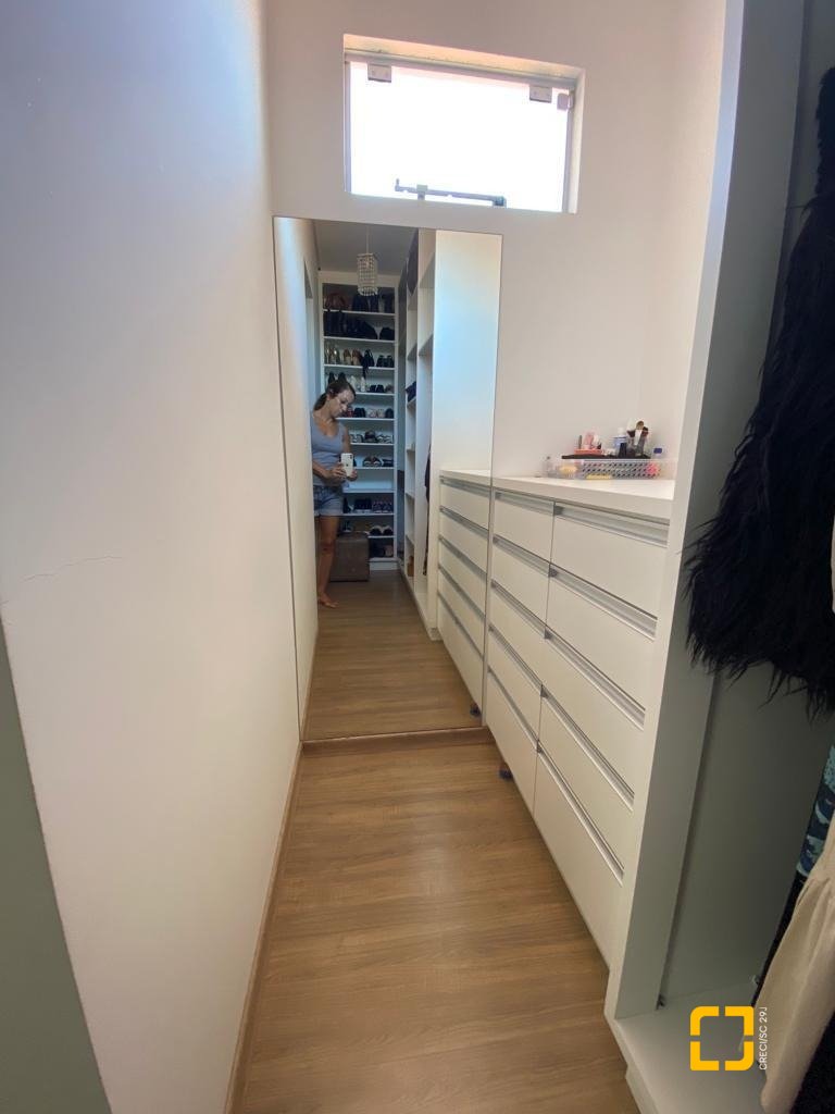Casa com 360m², 7 quartos (sendo 3 suítes), 2 garagens, no bairro Ingleses em Florianópolis