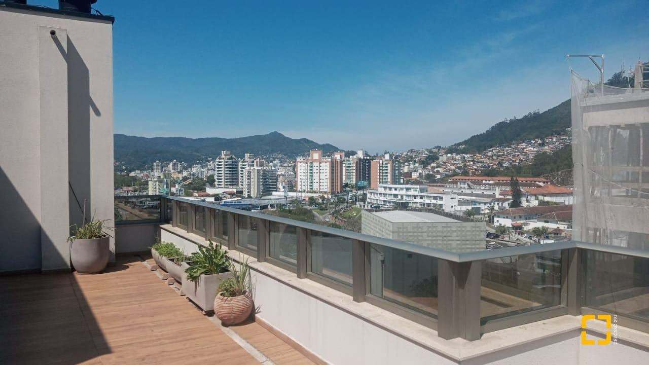 Apartamento com 113m², 6 quartos (sendo 3 suítes), 3 garagens, no bairro Beiramar em Florianópolis
