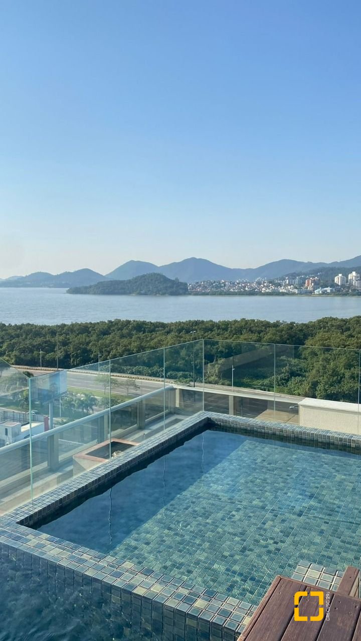 Apartamento com 113m², 6 quartos (sendo 3 suítes), 3 garagens, no bairro Beiramar em Florianópolis