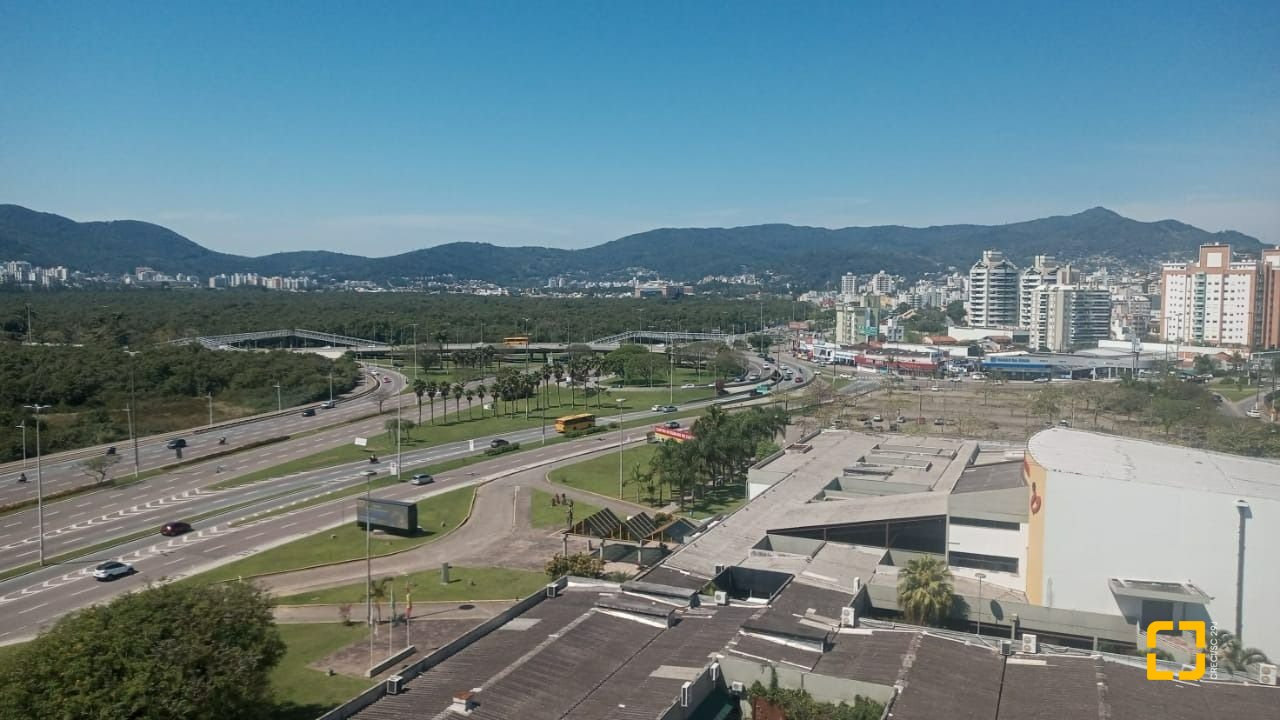 Apartamento com 113m², 6 quartos (sendo 3 suítes), 3 garagens, no bairro Beiramar em Florianópolis